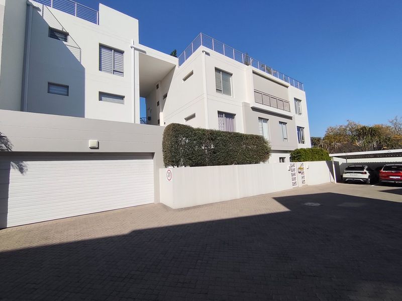 Executive 3-Bedroom Duplex with Private Rooftop Garden - Photo 2