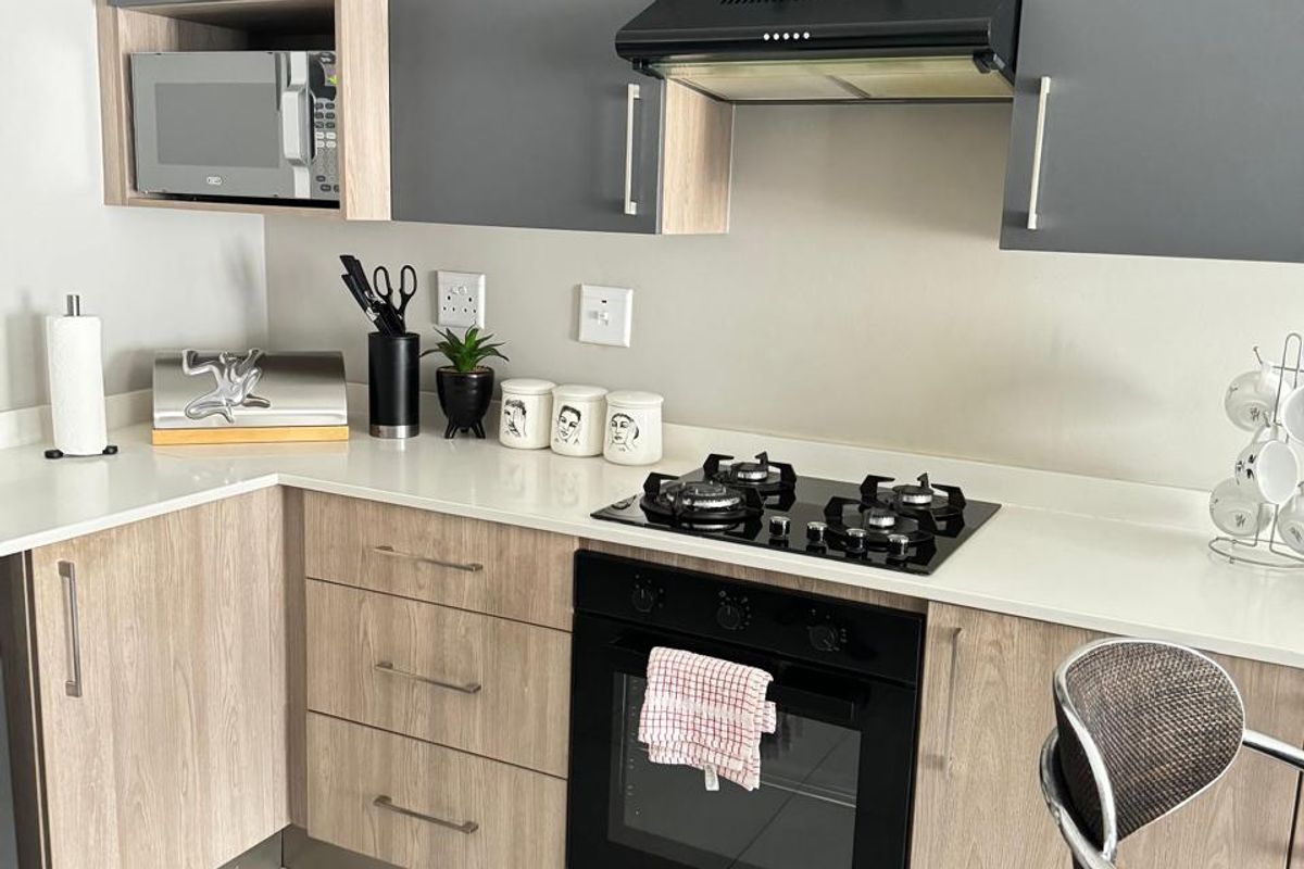 Fully furnished 2 bedroom 2 bathroom first floor Apartment for rent. - Photo 2