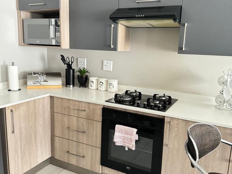 Fully furnished 2 bedroom 2 bathroom first floor Apartment for rent. - Photo 2