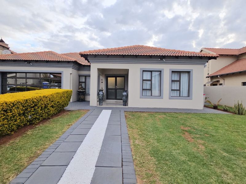 A Beautiful 4 Bedroom 3 Bathroom house for sale in Monavoni - Photo 1