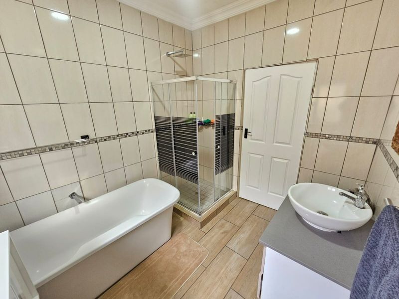 A Beautiful 4 Bedroom 3 Bathroom house for sale in Monavoni - Photo 9
