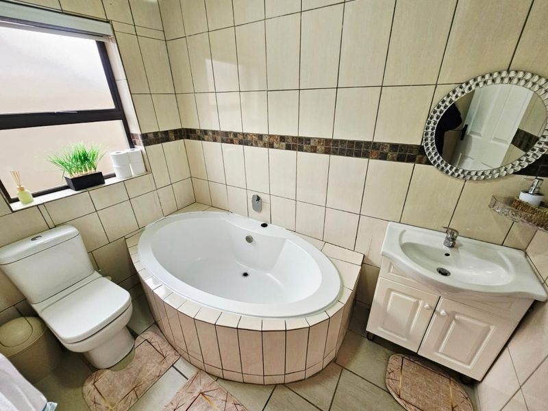 A Beautiful 4 Bedroom 3 Bathroom house for sale in Monavoni - Photo 6