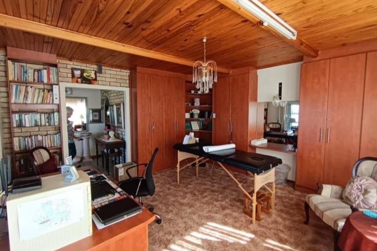 Spacious Family Home with Sea-View Flatlet in Sought-After Wavecrest - Photo 5
