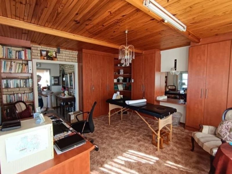 Spacious Family Home with Sea-View Flatlet in Sought-After Wavecrest - Photo 5