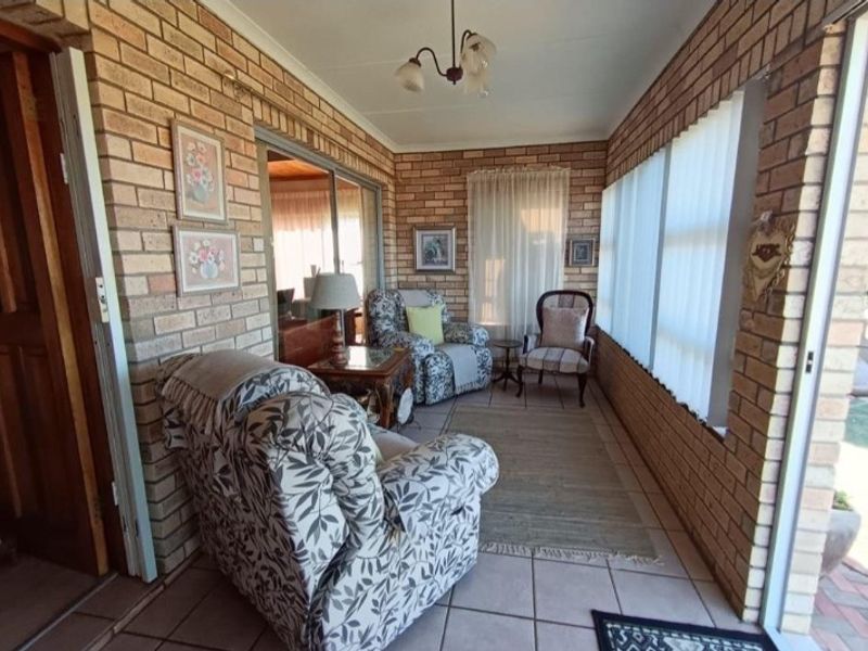 Spacious Family Home with Sea-View Flatlet in Sought-After Wavecrest - Photo 4
