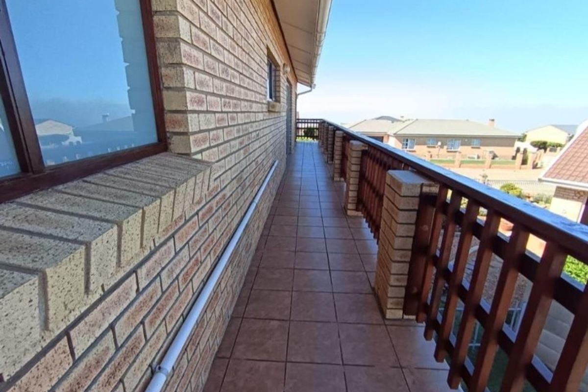 Spacious Family Home with Sea-View Flatlet in Sought-After Wavecrest - Photo 3