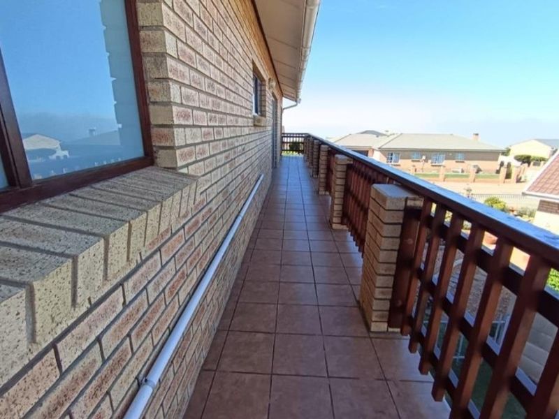 Spacious Family Home with Sea-View Flatlet in Sought-After Wavecrest - Photo 3
