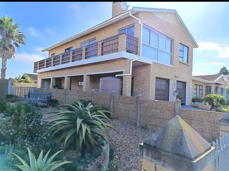 Spacious Family Home with Sea-View Flatlet in Sought-After Wavecrest - Photo 1