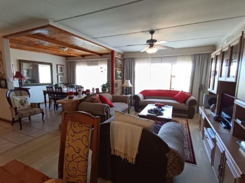 Spacious Family Home with Sea-View Flatlet in Sought-After Wavecrest - Photo 10