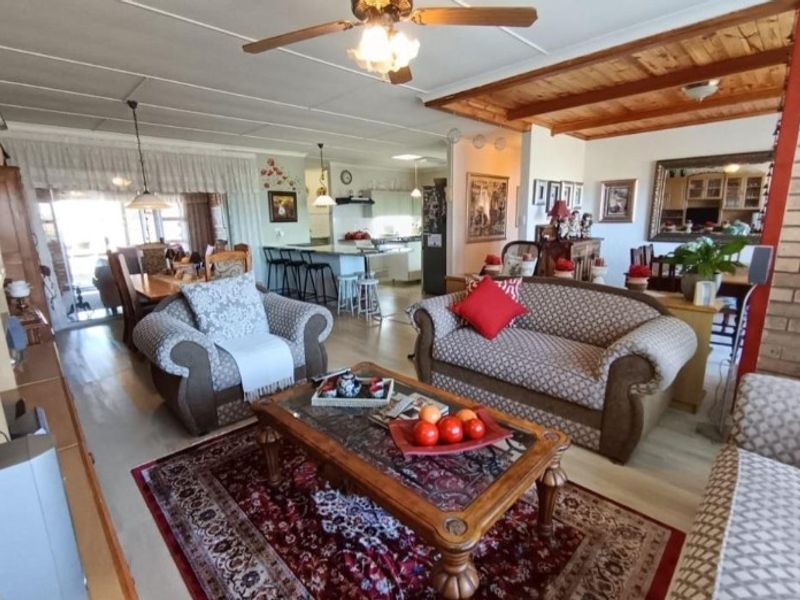 Spacious Family Home with Sea-View Flatlet in Sought-After Wavecrest - Photo 9