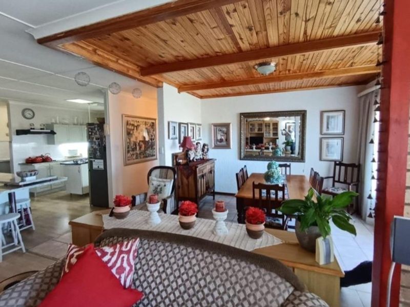 Spacious Family Home with Sea-View Flatlet in Sought-After Wavecrest - Photo 7
