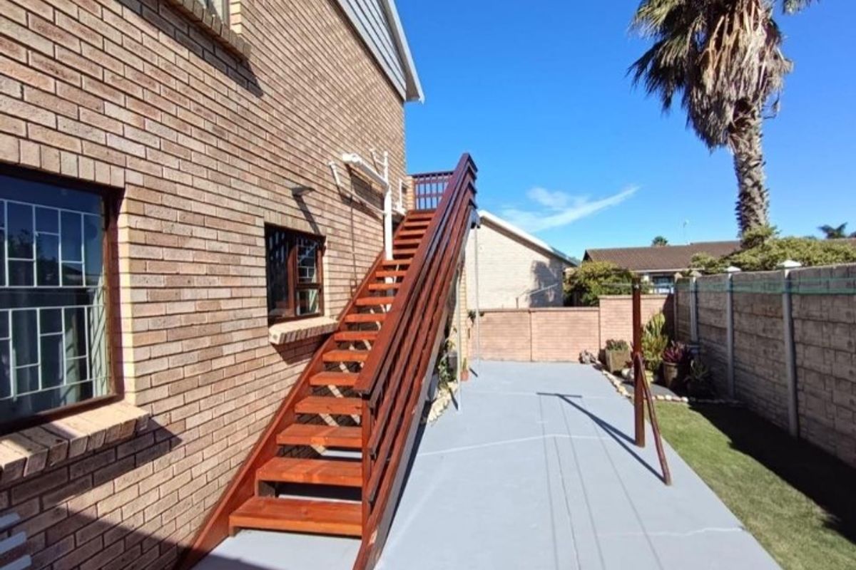 Spacious Family Home with Sea-View Flatlet in Sought-After Wavecrest - Photo 2