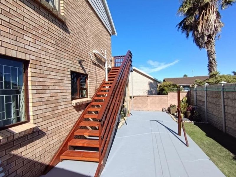 Spacious Family Home with Sea-View Flatlet in Sought-After Wavecrest - Photo 2