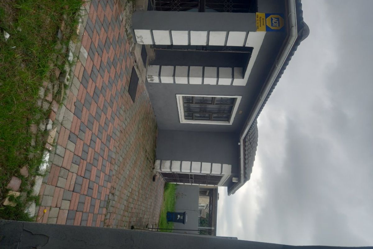 Spacious 3-Bedroom Family Home for Sale in Kleinvlei - Photo 2