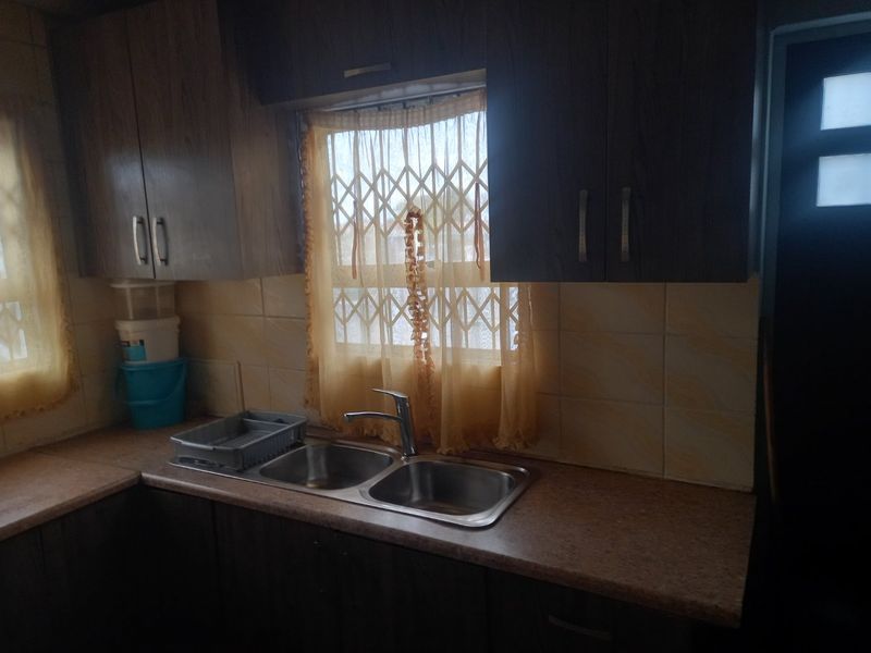 Spacious 3-Bedroom Family Home for Sale in Kleinvlei - Photo 9