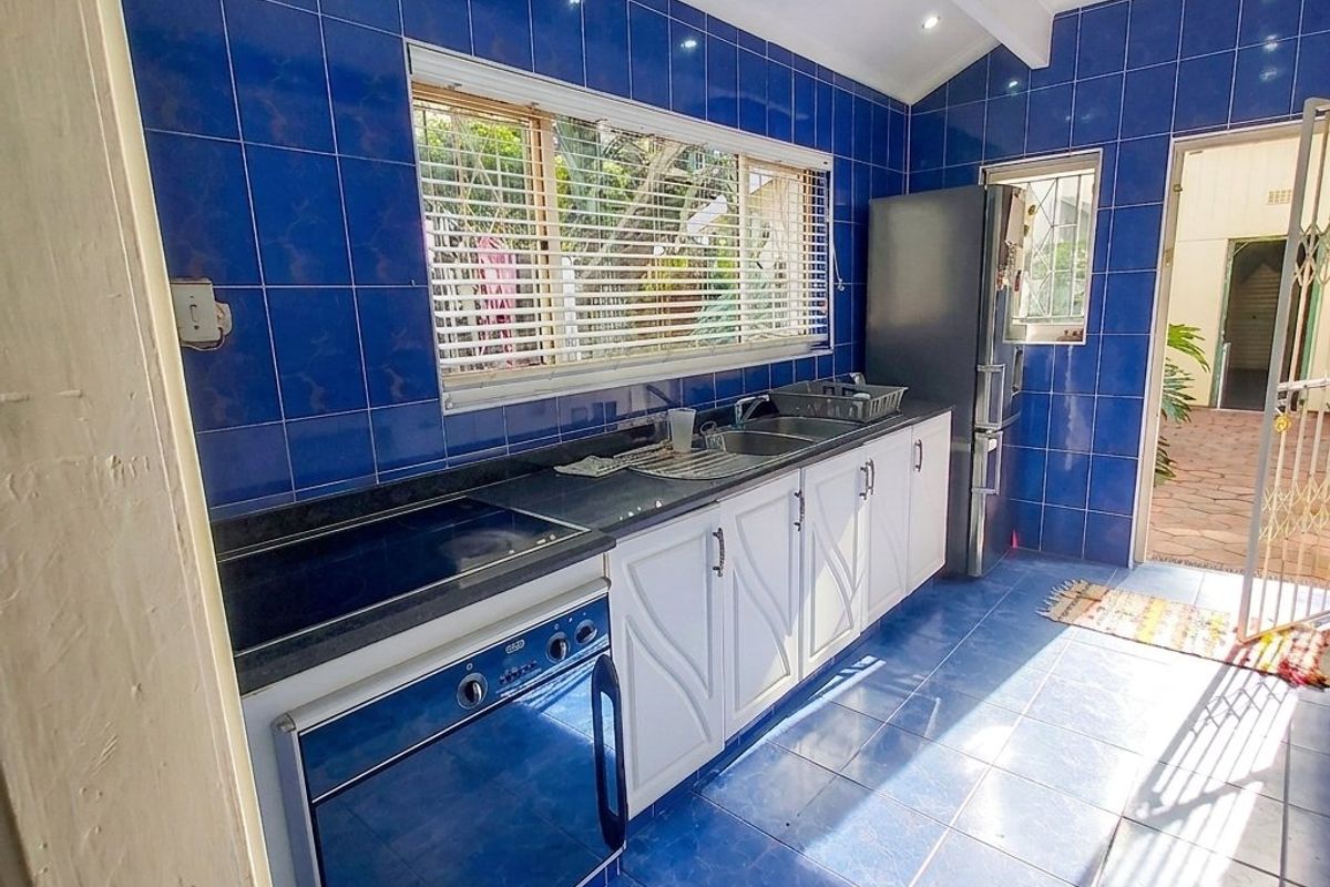 Spacious Family Home with Pool, Study & Expansive Garden - Photo 2