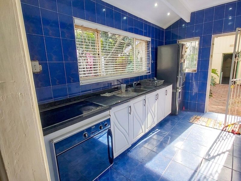 Spacious Family Home with Pool, Study & Expansive Garden - Photo 2