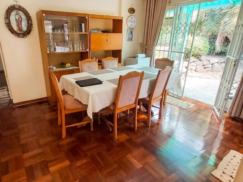 Spacious Family Home with Pool, Study & Expansive Garden - Photo 5