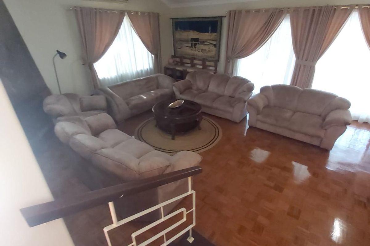 Spacious Family Home with Pool, Study & Expansive Garden - Photo 4