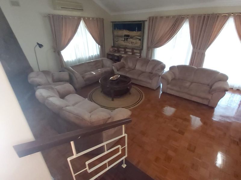 Spacious Family Home with Pool, Study & Expansive Garden - Photo 4