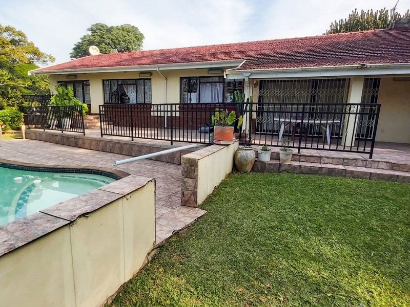 Spacious Family Home with Pool, Study & Expansive Garden - Photo 1