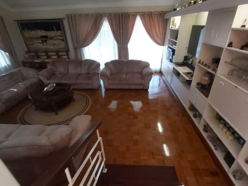 Spacious Family Home with Pool, Study & Expansive Garden - Photo 6