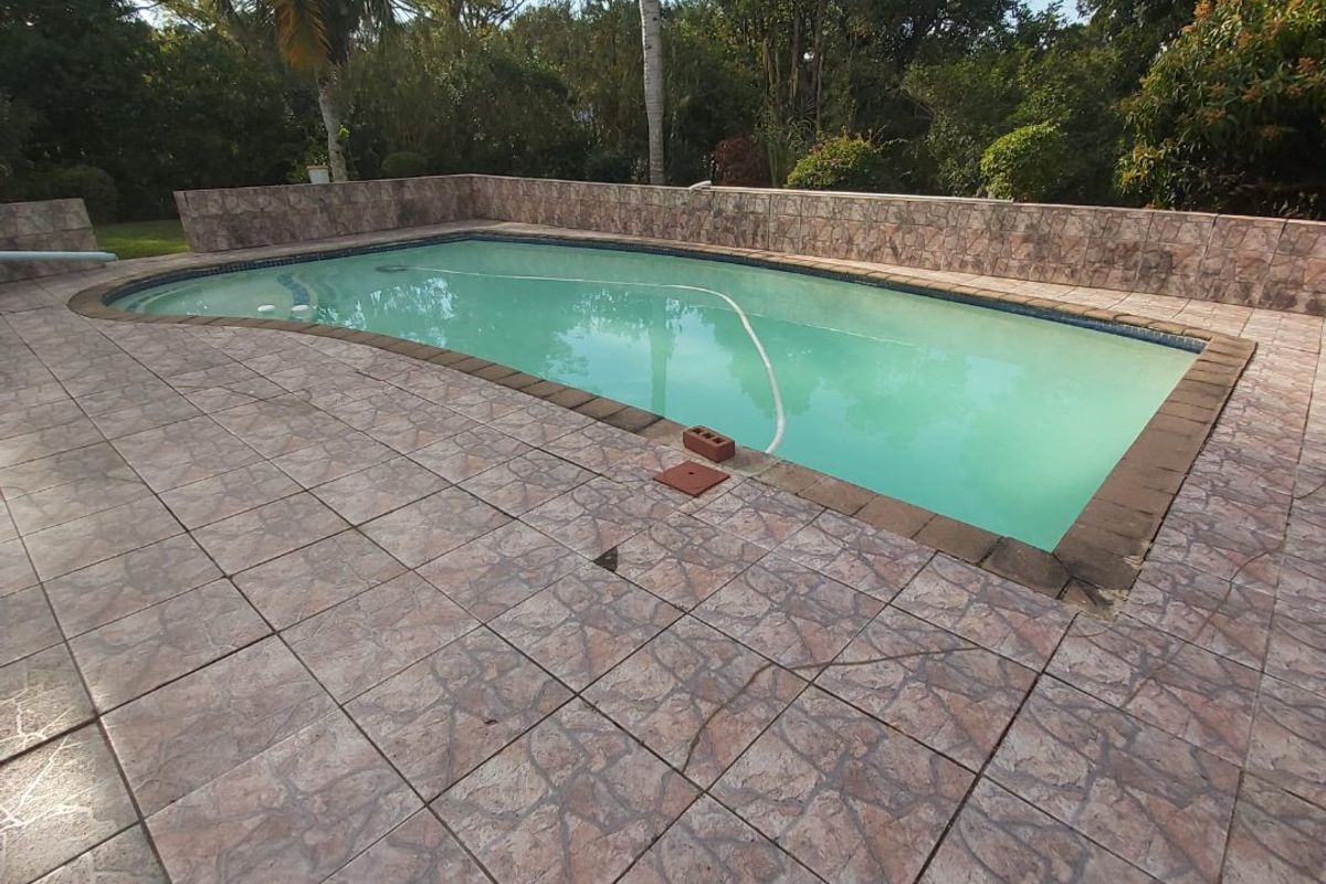 Spacious Family Home with Pool, Study & Expansive Garden - Photo 3