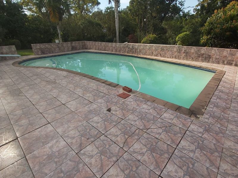 Spacious Family Home with Pool, Study & Expansive Garden - Photo 3
