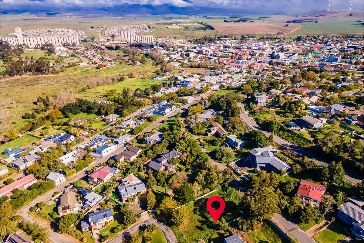 The Best of Both Worlds: Farm Feeling, In-Town Convenience - Large Vacant stand in upper market area for sale  - Photo 5