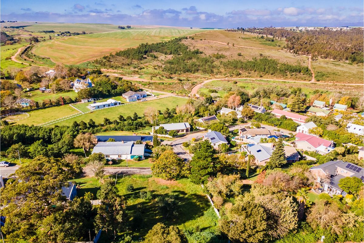 The Best of Both Worlds: Farm Feeling, In-Town Convenience - Large Vacant stand in upper market area for sale  - Photo 2