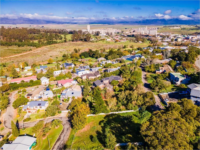 The Best of Both Worlds: Farm Feeling, In-Town Convenience - Large Vacant stand in upper market area for sale  - Photo 10