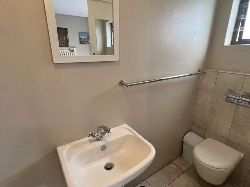 One bedroom garden cottage to let - Photo 9