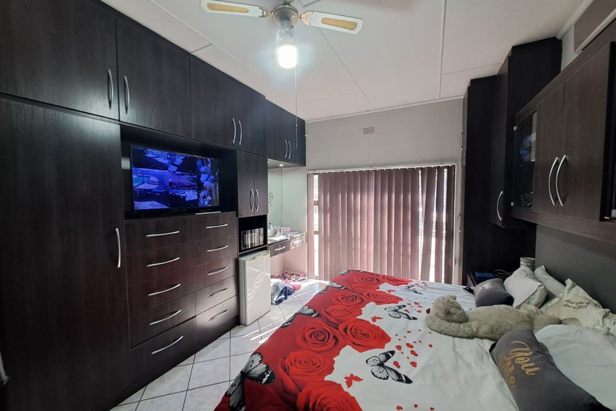 4 Bedroom House with Style  - Photo 2