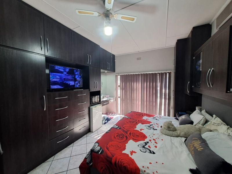 4 Bedroom House with Style  - Photo 2