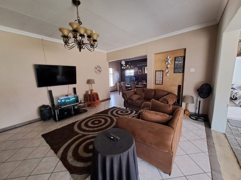 4 Bedroom House with Style  - Photo 3