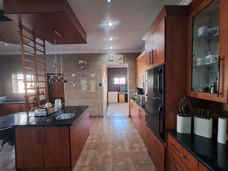 4 Bedroom House with Style  - Photo 10