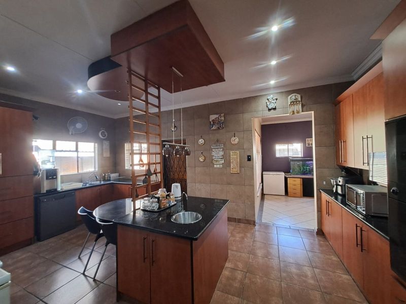 4 Bedroom House with Style  - Photo 9