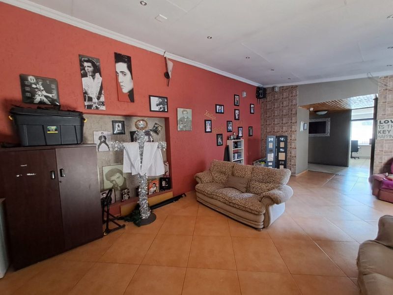 4 Bedroom House with Style  - Photo 6
