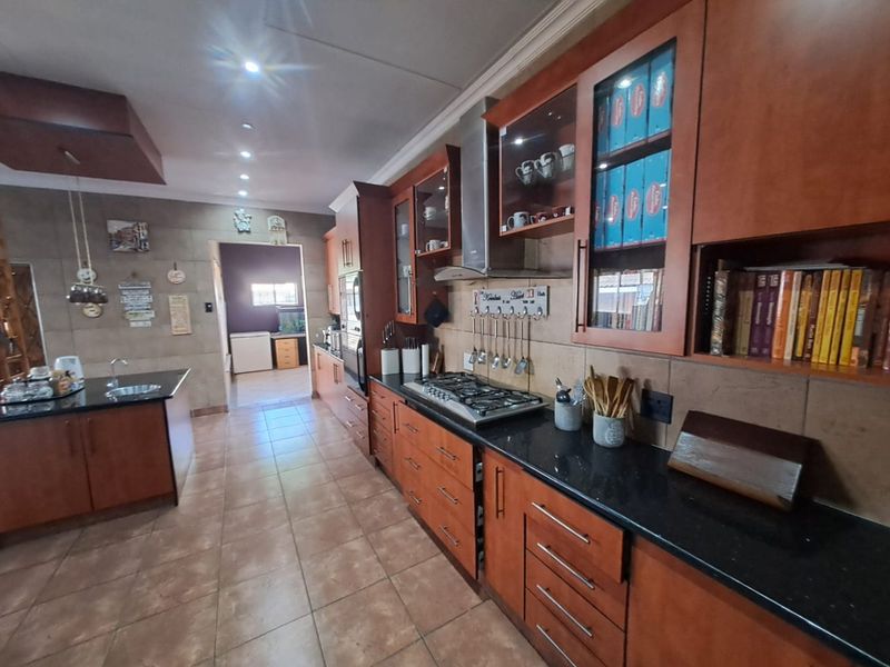 4 Bedroom House with Style  - Photo 7