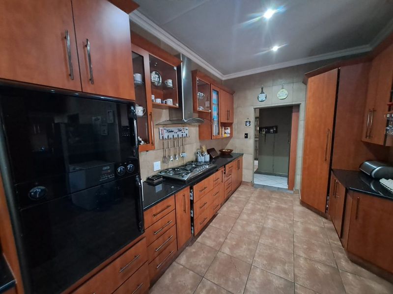 4 Bedroom House with Style  - Photo 8