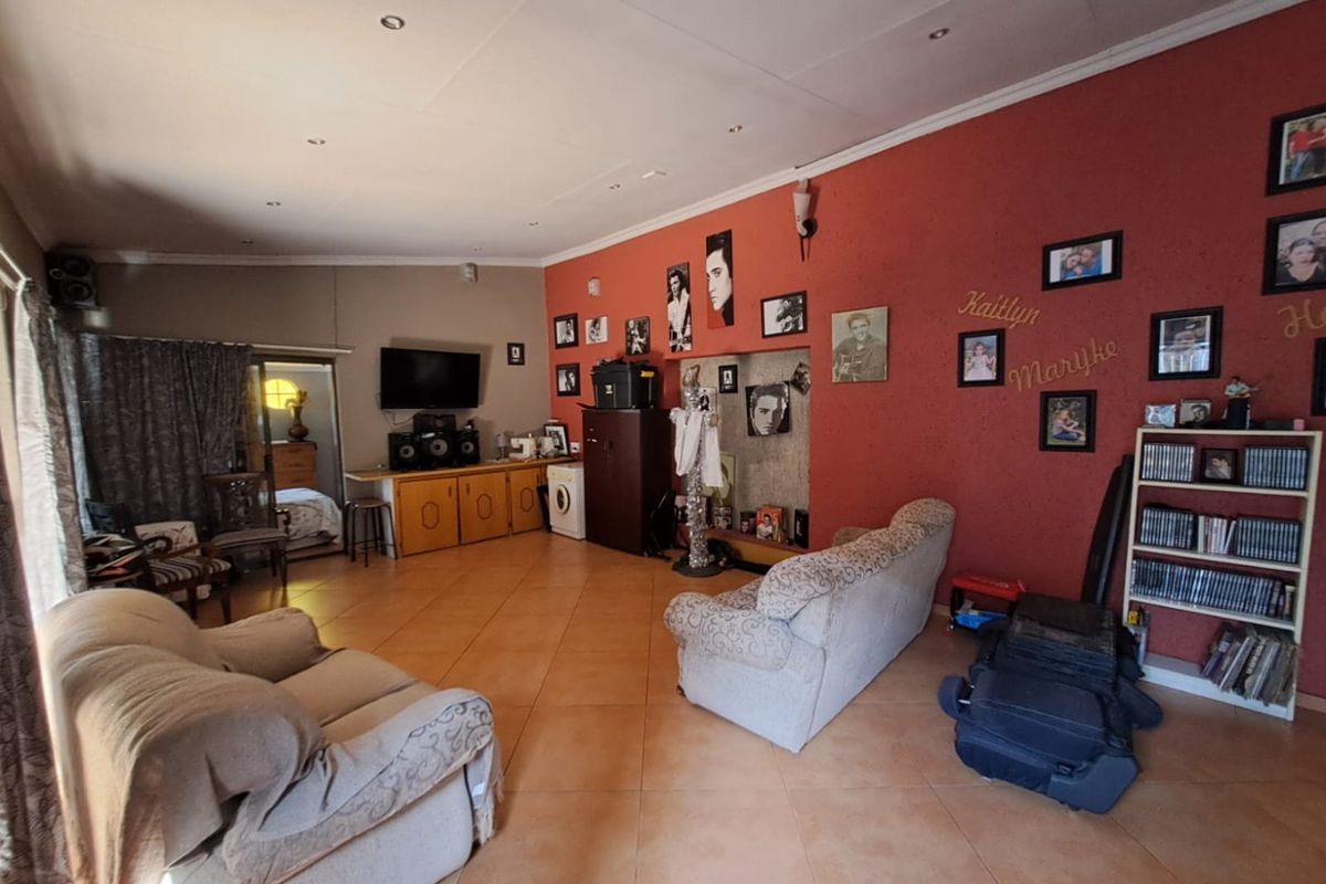 4 Bedroom House with Style  - Photo 4
