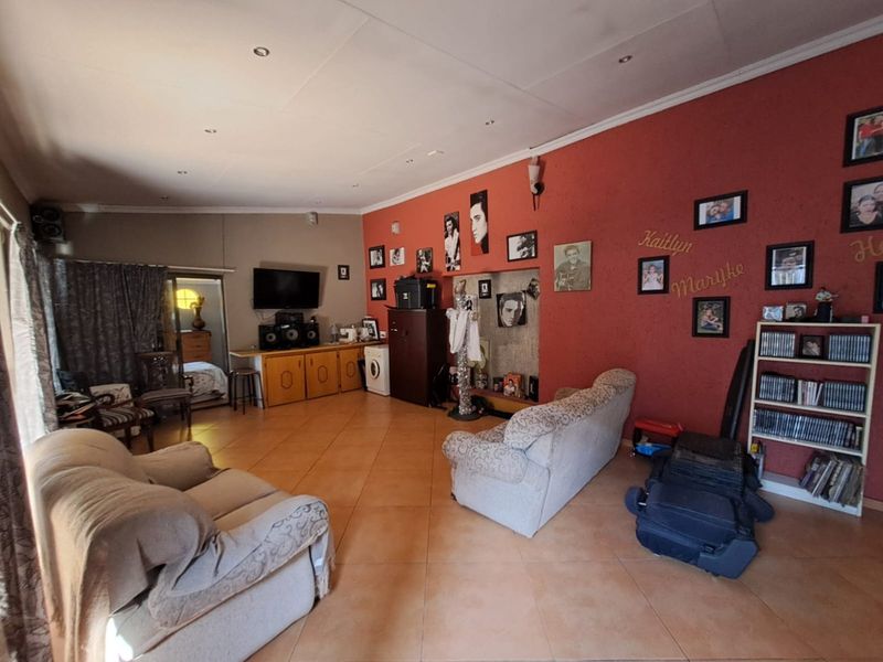 4 Bedroom House with Style  - Photo 4