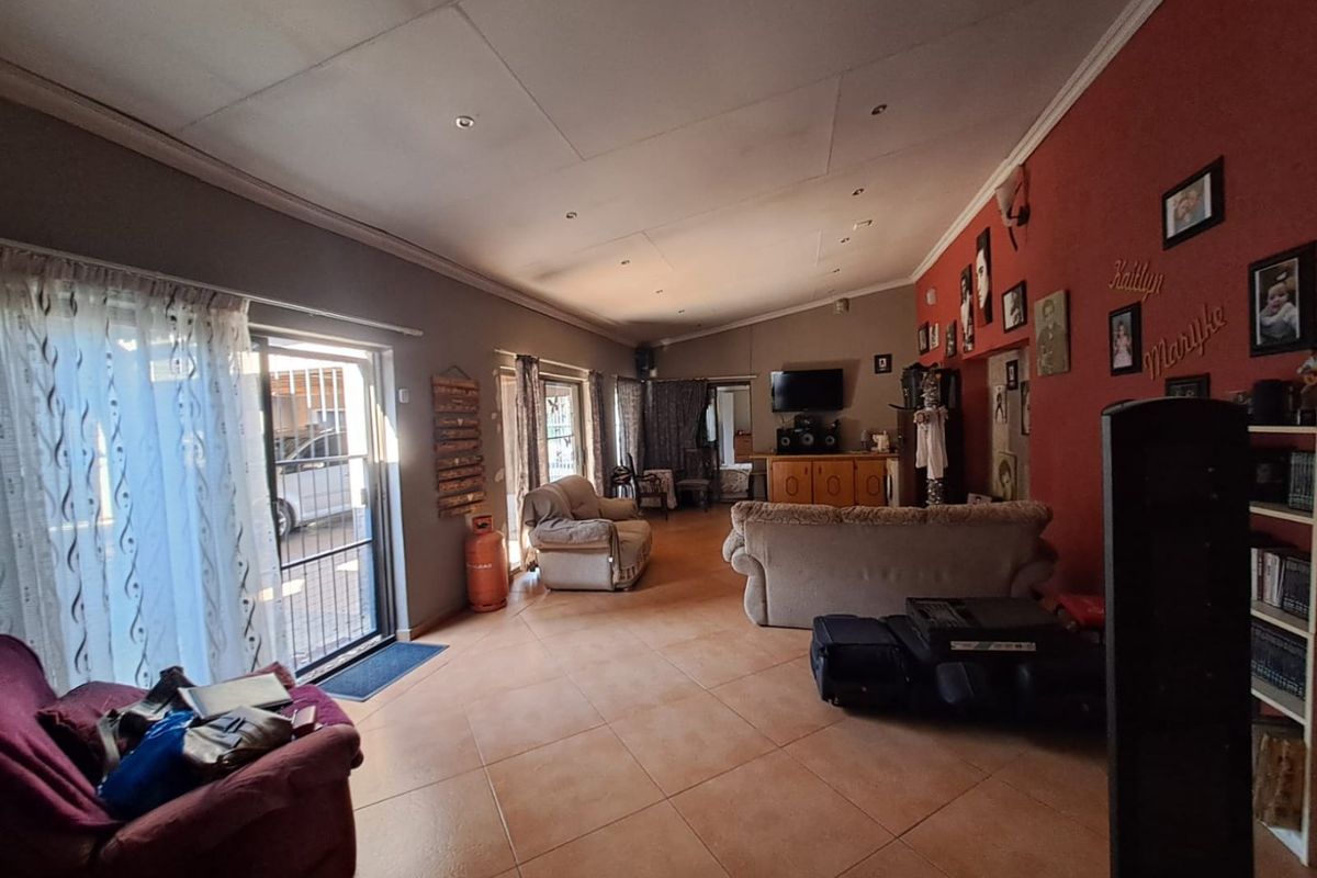 4 Bedroom House with Style  - Photo 5
