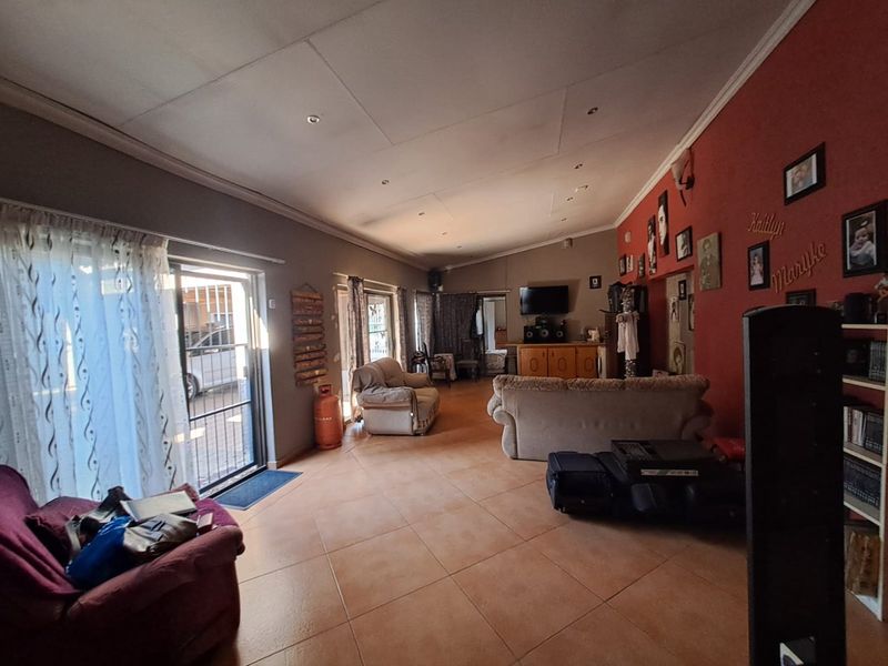 4 Bedroom House with Style  - Photo 5