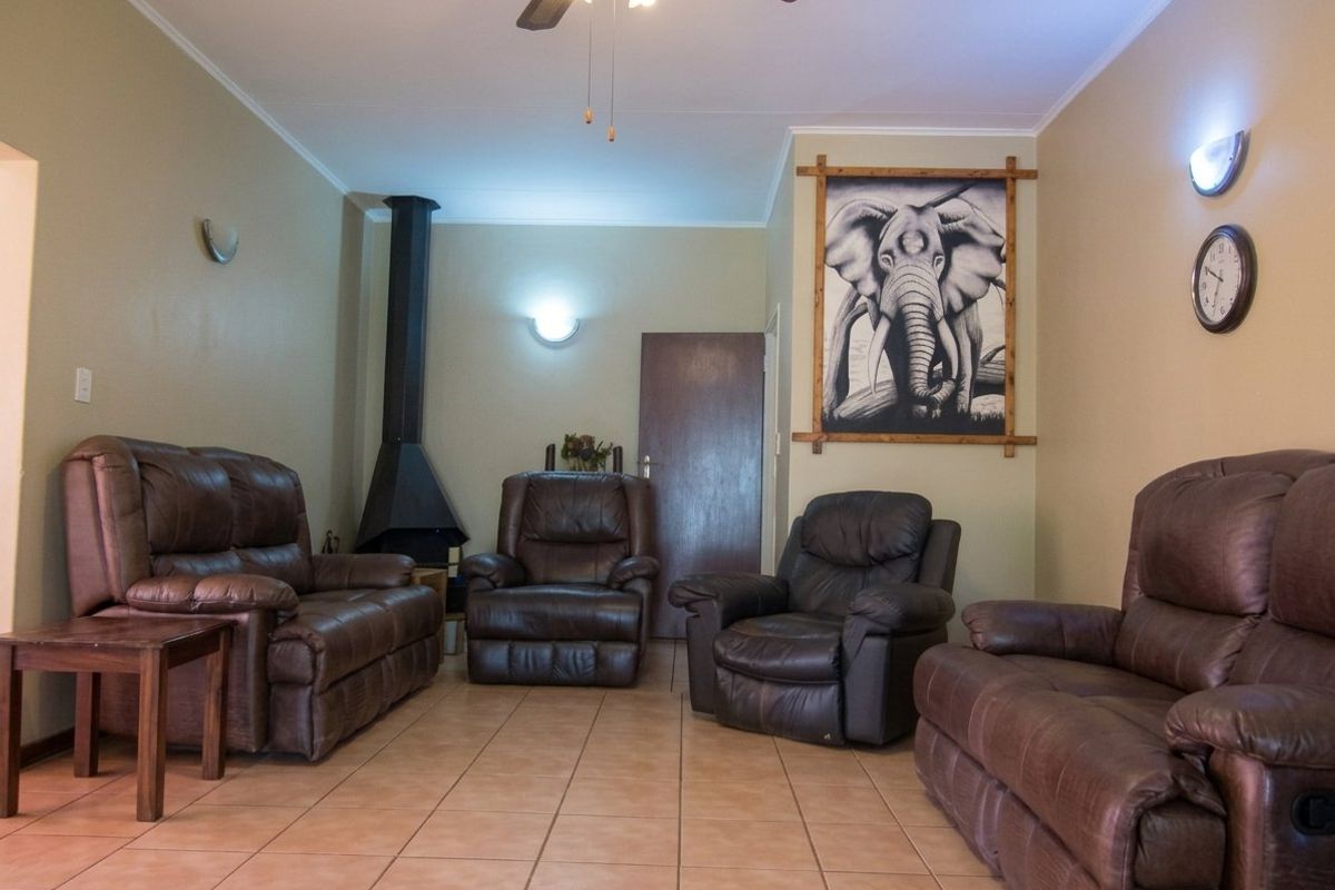 Spacious 3-Bedroom Family Home with Pool, Home Office & Backup Power - Photo 3