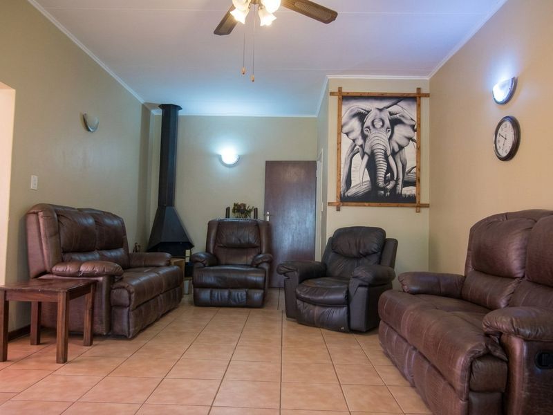 Spacious 3-Bedroom Family Home with Pool, Home Office & Backup Power - Photo 3