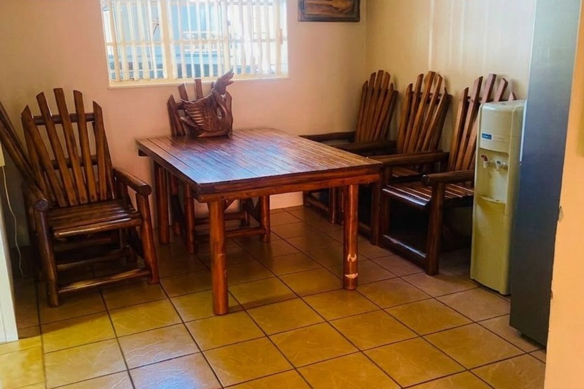 Spacious 3-Bedroom Family Home with Pool, Home Office & Backup Power - Photo 5