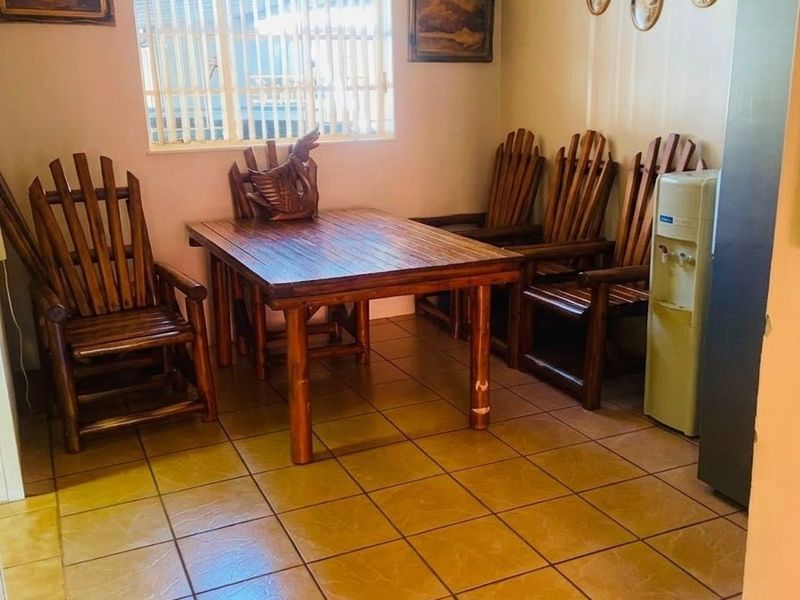 Spacious 3-Bedroom Family Home with Pool, Home Office & Backup Power - Photo 5