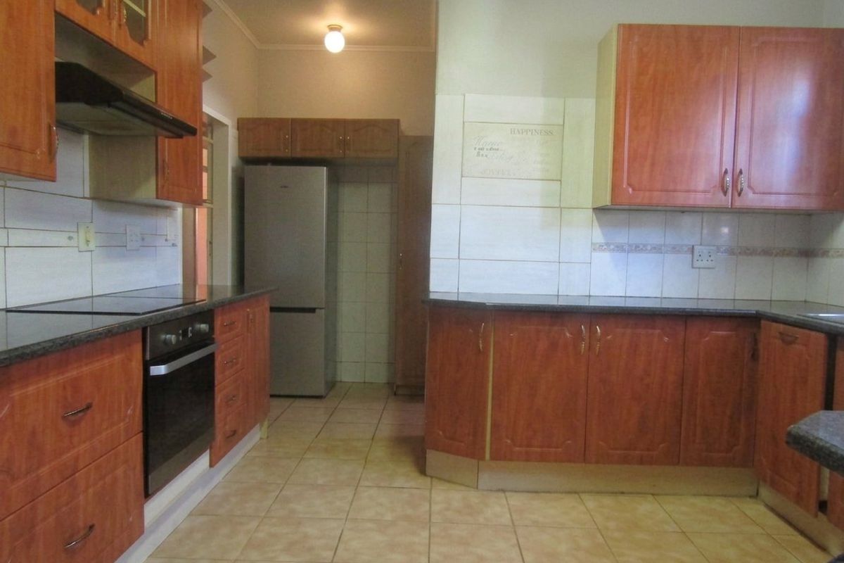 Spacious 3-Bedroom Family Home with Pool, Home Office & Backup Power - Photo 2