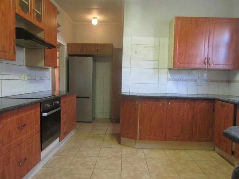 Spacious 3-Bedroom Family Home with Pool, Home Office & Backup Power - Photo 2